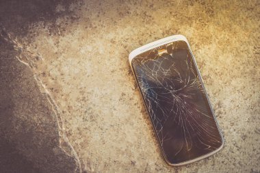 Eski siyah kırık dokunmatik ekran cep telefonu kırık telefon,