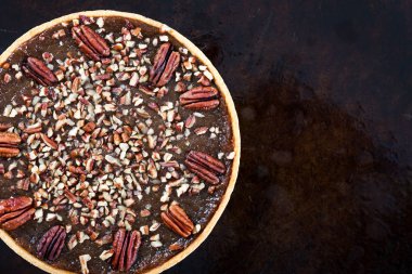 Cevizli turta, zenginleştirilmiş tereyağı pasta altın şurup, akçaağaç sos ve galeta unu ile yapılan