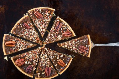 Cevizli turta, zenginleştirilmiş tereyağı pasta altın şurup, akçaağaç sos ve galeta unu ile yapılan