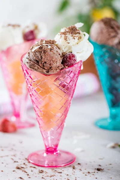 Plastový pohár zmrzliny s čokoládovou a vanilkovou Ice Cr — Stock fotografie