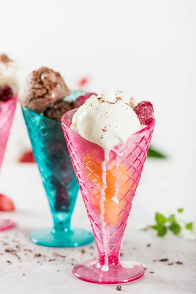 Eisbecher-Tüten aus Kunststoff mit Schokolade und Vanilleeis — Stockfoto