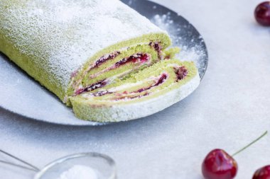 Matcha çay sünger, hassas bir nağmeleme meyveli Morello vişne kompostosu ve krema ile doldurulmuş
