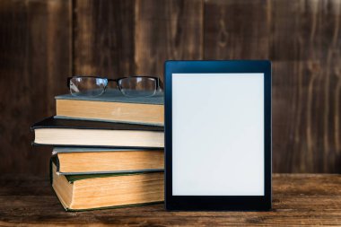 EBook, rustik arka plan eski gerçek kitapları ile dijital tablet cihaz