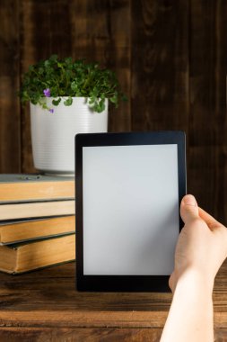 EBook, rustik arka plan eski gerçek kitapları ile dijital tablet cihaz