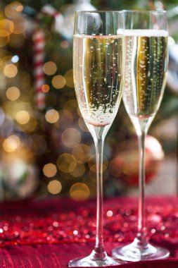 İki şampanya flüt Xmas ağacı Noel zemin üzerine