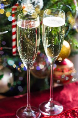 İki şampanya flüt Xmas ağacı Noel zemin üzerine