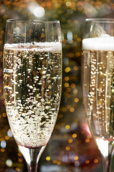 Due Flauti Champagne Sullo Sfondo Natale Con Albero Natale — Foto Stock