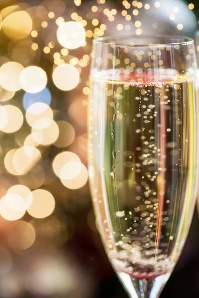 Twee Champagne Flutes Kerstmis Achtergrond Met Kerstboom — Stockfoto