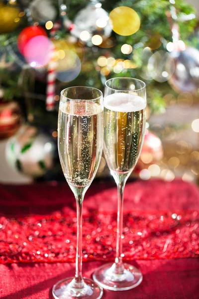 Twee Champagne Flutes Kerstmis Achtergrond Met Kerstboom — Stockfoto