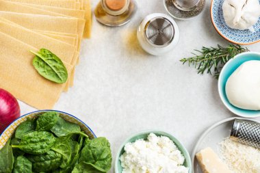 Vejetaryen ıspanak ve Ricotta lazanya için malzemeler 