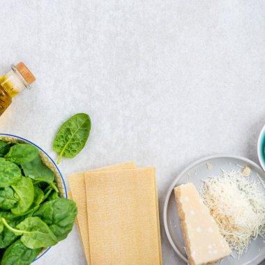 Vejetaryen ıspanak ve Ricotta lazanya için malzemeler 