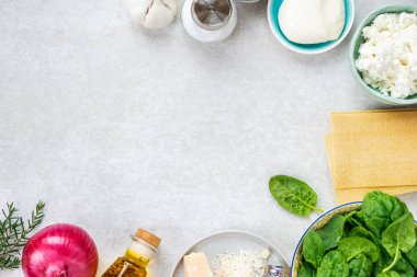 Vejetaryen ıspanak ve Ricotta lazanya için malzemeler 