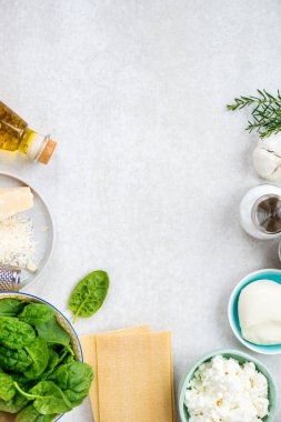 Vejetaryen ıspanak ve Ricotta lazanya için malzemeler 