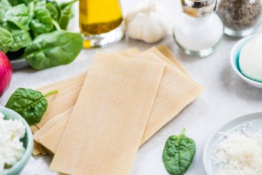 Vejetaryen ıspanak ve Ricotta lazanya için malzemeler 