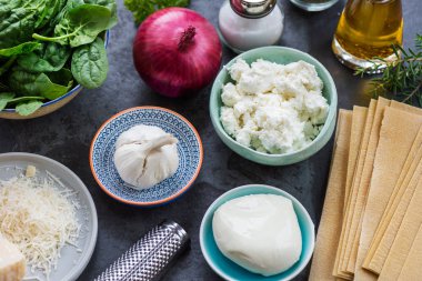 Vejetaryen ıspanak ve Ricotta lazanya için malzemeler 