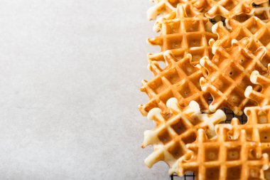Geleneksel ev yapımı Belçika Waffle ışık arka plan üzerinde