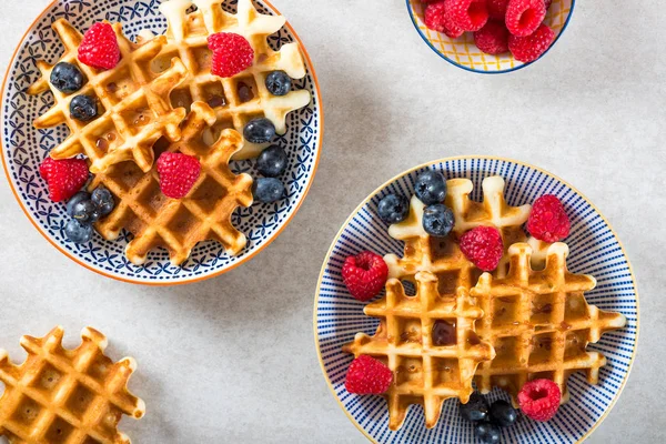 Traditionele zelfgemaakte Belgische wafels met verse bessen en siroop — Stockfoto