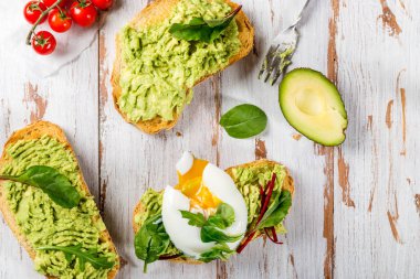 Sağlıklı Kahvaltı ekmek tost ve haşlanmış yumurta ile 