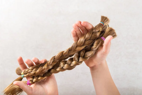 Klippa långt hår som donation för cancer välgörenhet — Stockfoto