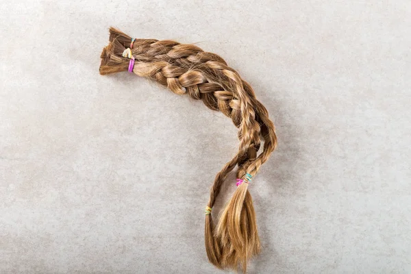 Corte cabelos longos como doação para caridade do câncer — Fotografia de Stock