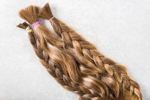 Corte cabelos longos como doação para caridade do câncer — Fotografia de Stock