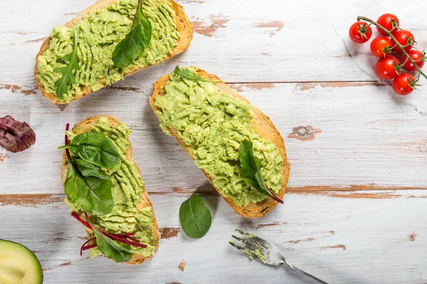 Hälsosam frukost med bröd rostat bröd och krossad avokado — Stockfoto