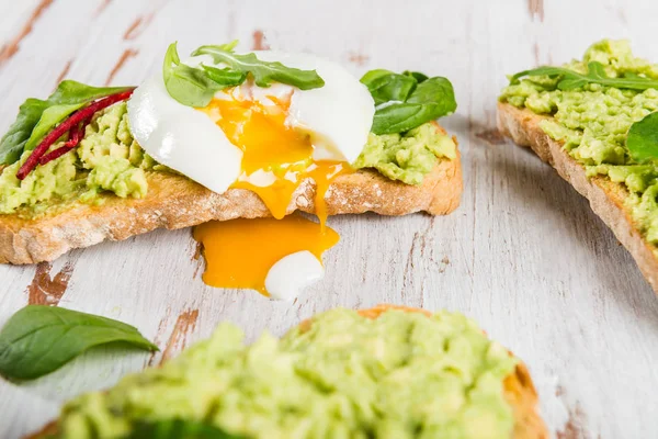Hälsosam frukost bröd Toast med pocherat ägg — Stockfoto
