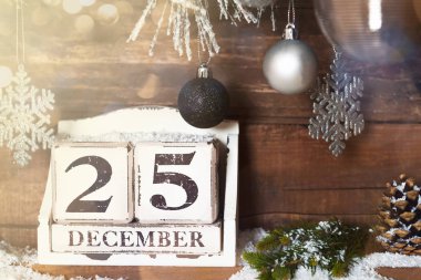 Noel çerçeve karlı Noel ağaç dalları ve ahşap Calenda