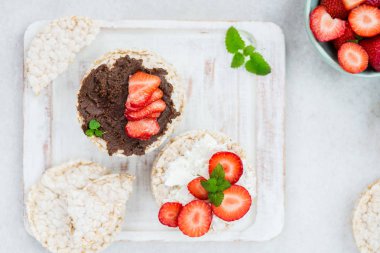 Pirinç pastalar fındık yaymak, Ricotta Chee ile sağlıklı Snack