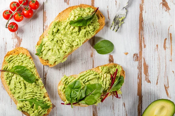 Hälsosam frukost med bröd rostat bröd och krossad avokado — Stockfoto