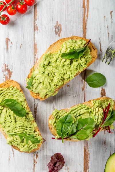 Hälsosam frukost med bröd rostat bröd och krossad avokado — Stockfoto