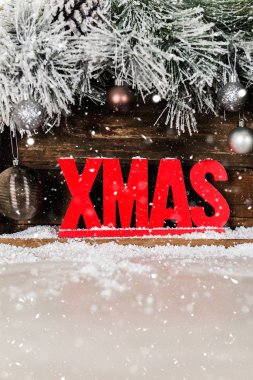 Noel çerçevelemek--dan karlı kürk ağaç dalları, ahşap Xmas mektup