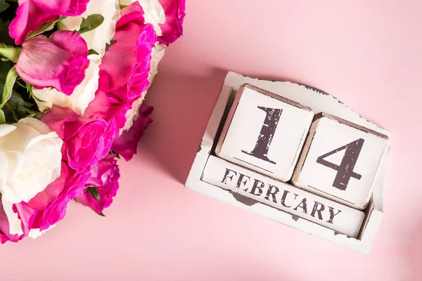 Strauß weißer und rosa Rosen zum Valentinstag — Stockfoto