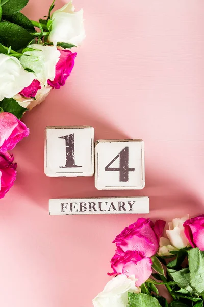 Strauß weißer und rosa Rosen zum Valentinstag — Stockfoto