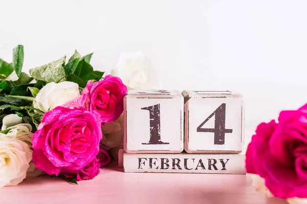 Strauß weißer und rosa Rosen zum Valentinstag — Stockfoto