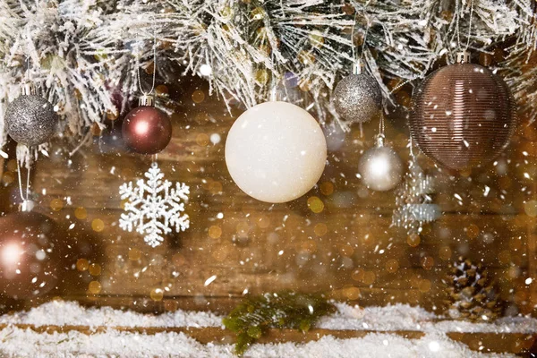 Noel çerçeve karlı Noel ağaç dalları ve ahşap Calenda — Stok fotoğraf