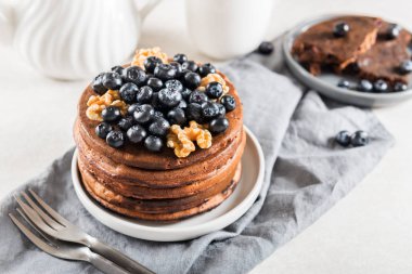 Yaban mersini ve chocol ile ev yapımı çikolatalı krep yığını