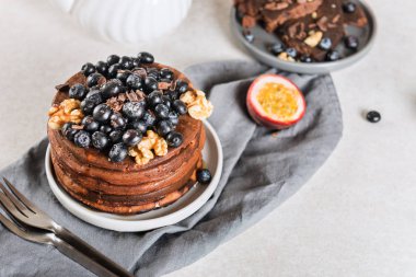 Yaban mersini ve chocol ile ev yapımı çikolatalı krep yığını