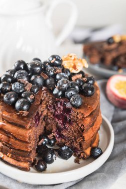 Yaban mersini ve chocol ile ev yapımı çikolatalı krep yığını