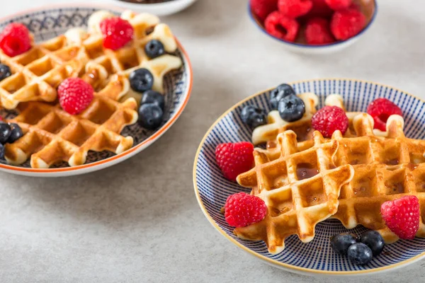 Traditional homemade belgian waffles with fresh berries and syru — Stock Photo, Image