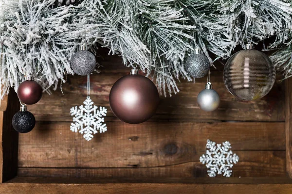 Cornice di Natale da rami d'albero di Natale innevati — Foto Stock