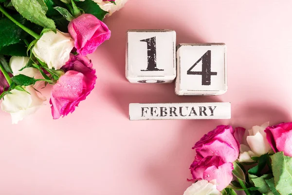 Strauß weißer und rosa Rosen zum Valentinstag — Stockfoto
