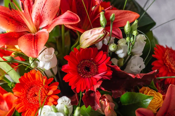 Lebendiger Strauß Verschiedener Blumen Wie Orangefarbene Asiatische Lilien Alstroemerien Keimlinge — Stockfoto