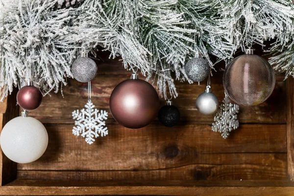 Marco Navidad Ramas Árbol Navidad Nevado Bolas Vidrio Sobre Fondo —  Fotos de Stock
