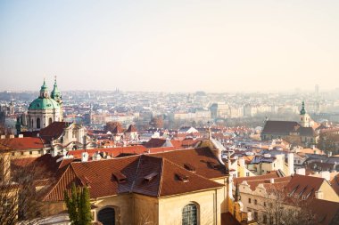 Prag panorama kırmızı çatılar ve tarihi mimarisi ile görüntüleyin