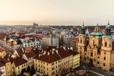 Prag panorama kırmızı çatılar ve tarihi mimarisi ile görüntüleyin