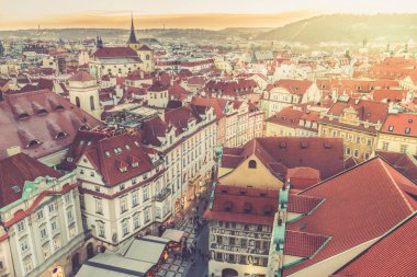 Prag panorama kırmızı çatılar ve tarihi mimarisi ile görüntüleyin
