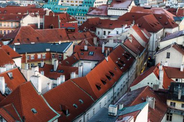 Prag panorama kırmızı çatılar ve tarihi mimarisi ile görüntüleyin
