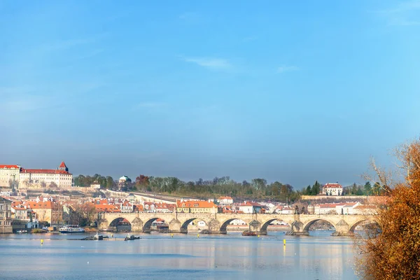 Embankment del río Moldava y Karlov la mayoría, puente de Carlos — Foto de Stock