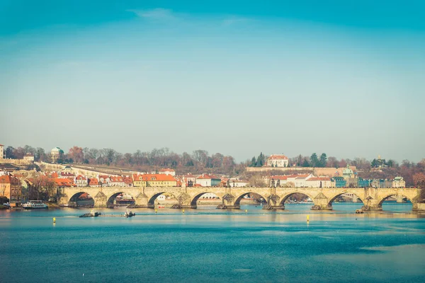 Embankment del río Moldava y Karlov la mayoría, puente de Carlos — Foto de Stock